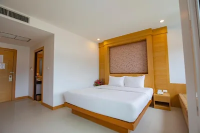Camera Premium con balcone e vista sulla piscina — Sungthong Kamala Beach Resort